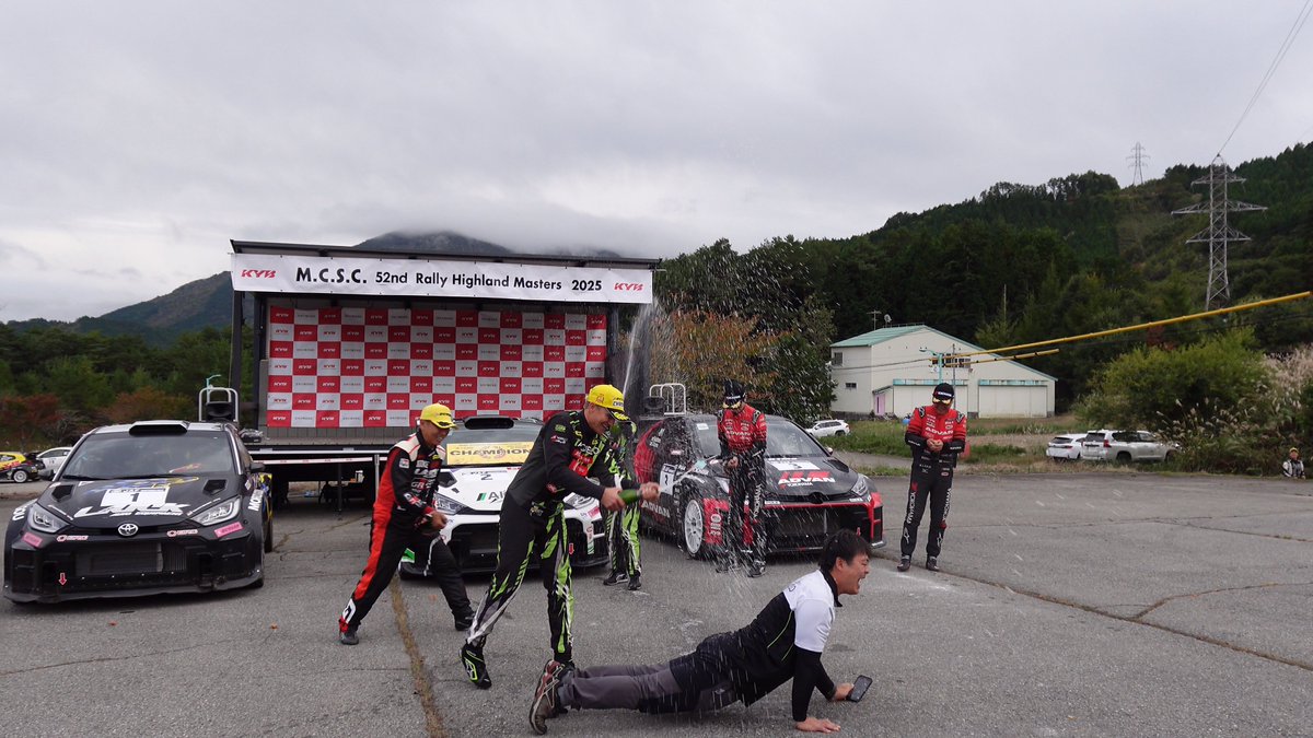 牧野監督らしい光景の一枚。(笑)
シリーズチャンピオン獲得の瞬間も見ることができたことはとてもうれしくチームの皆さまに感謝です。
サポートチームは世界ラリー選手権　WRC　RallyJapanに挑戦します。こちらも全力サポートでチームに同行します。
わたくしはWRC