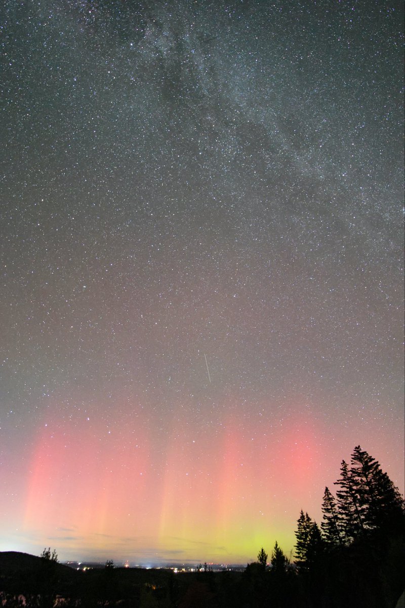 StrGazer79's tweet photo. Aurora and SAR arc from Acadia NP last night!! https://t.co/NOC8yCgNHX