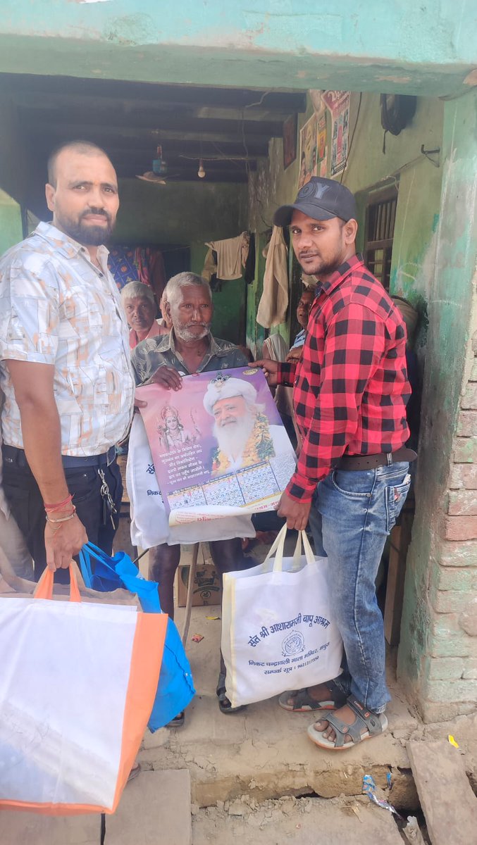 पूज्य Sant Shri Asharamji Bapu की पावन प्रेरणा से आज दिनाँक 19 नवम्बर 2025 को #दीपावली के अवसर पर श्री योग वेदांत सेवा समिति #मथुरा द्वारा जरूरतमंद लोगों मे कम्बल, कपड़े,बर्तन, मिठाई, राशन का सामान, सतसाहित्य, कैलेंडर आदि का वितरण किया गया🙏🏻
facebook.com/share/p/16H757…