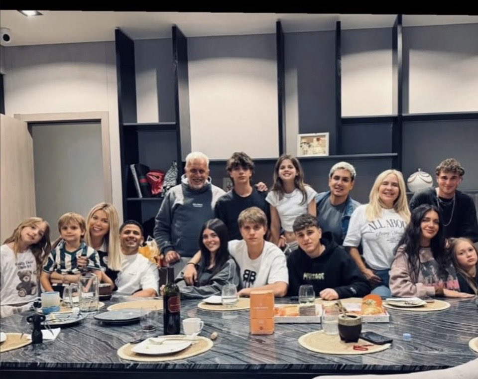 Toda la familia de Wanda, padre, hermana, madre, hijos y sobrinos unidos festejando el día de la madre, y por otro lado <a href="/MauroIcardi/">MauroIcardi</a> solooooo porque no quiere a su madre, a su padre a sus hermanos, no quiere a nadie está solo con la amante q está por la guita <a href="/chinasuarez/">China Suarez ♛</a>