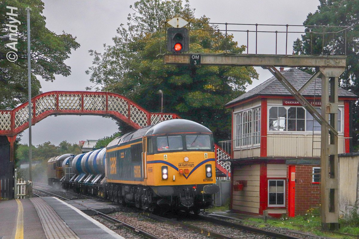 holtona72's tweet photo. #SignalboxSunday Dreadful photting conditions in Oakham this afternoon. Popped out to catch the @GBRailfreight #RHTT passing through in the rain. 69008 'Richard Howe' leading with 69003 on the rear of 3J41 Peterborough North Yard to Peterborough via Humberstone Rd @C56G2 19/10/25 https://t.co/HDmchgaNNi