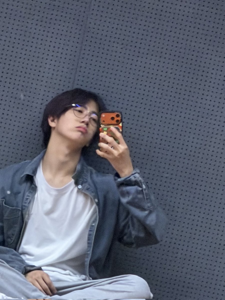 [📸] 191025 | BERRIZ 

ใส่แว่นซ้อมแล้วรู้สึกไม่สบายเลย!!

🔗link.berriz.in/web/main/cravi…

#원진 #WONJIN #วอนจิน  
#CRAVITY #크래비티 
#DaretoCrave #SETNETG0
