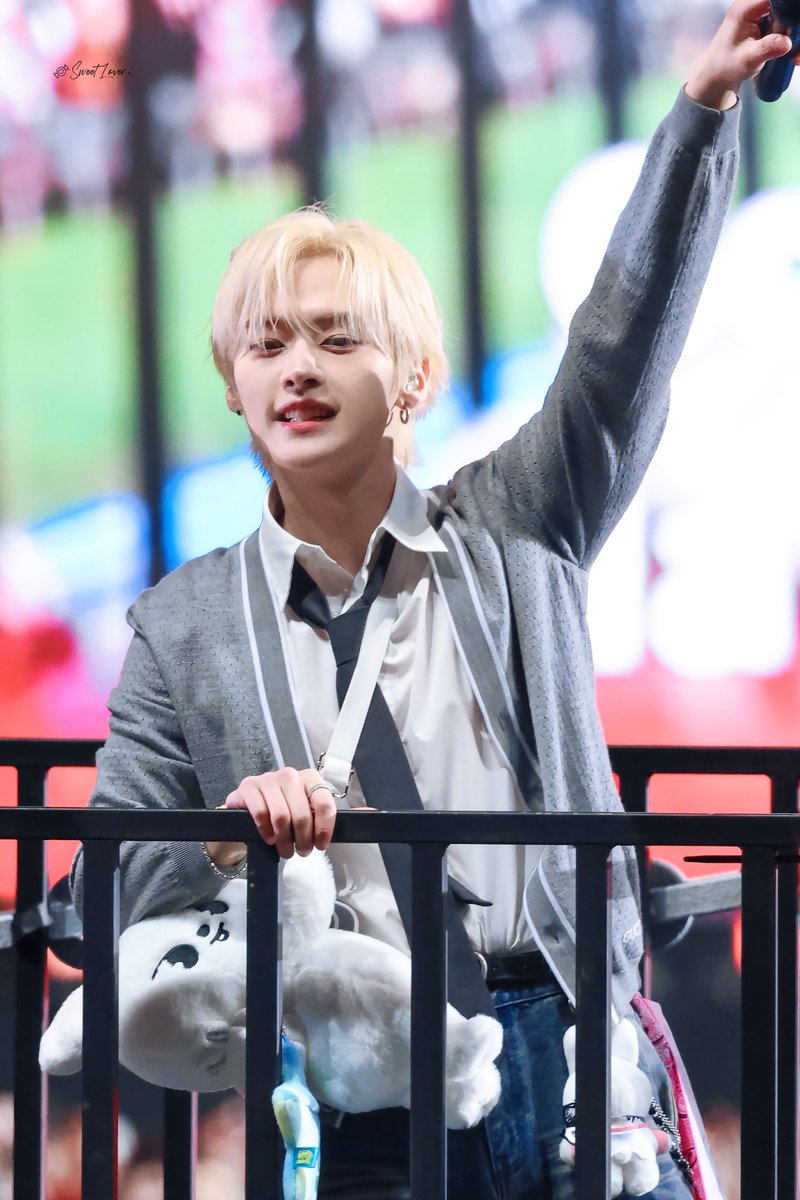 SweetLover_1025's tweet photo. 251019  celebrATE D2

#Straykids #스트레이키즈  
#Leeknow #리노 https://t.co/fqASeMAdmJ