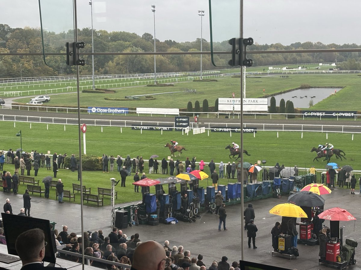 DaveDenton65's tweet photo. This afternoon’s entertainment comes from Kempton Park #sundayclub https://t.co/Ufa2XFoKg0