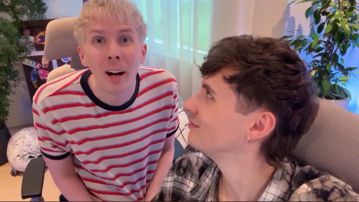 criticalveins's tweet photo. “and true love waits in haunted attics”
“and true love lives on lollipops and crisps”
happy #16yearsofdanandphil 💕 https://t.co/Qyly2Il1Yx
