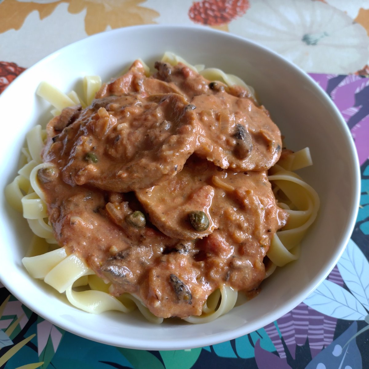 AnulasKitchen's tweet image. Today's dinner: Chick'n Cacciatore from "Fake Meat" cookbook by #vegan queen 👑 @IsaChandra 🫶🏻🌱 Absolutely delicious 😋 Used ready made seitan, worked a charm! Served over tagliatelle pasta👌🏻
What are you eating today? 
#plantbased #veganfood