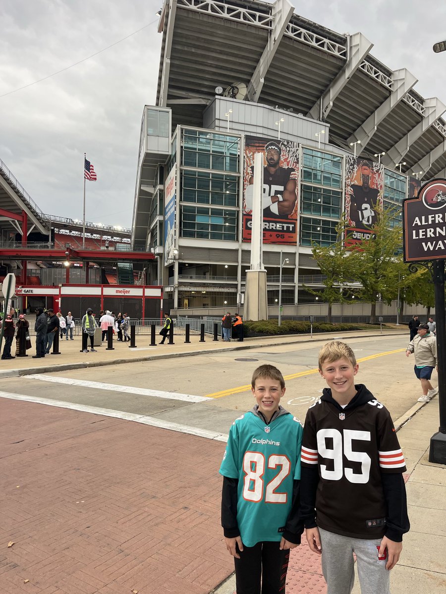 andyabbyault's tweet photo. Go Browns….and Dee!!! https://t.co/1vWapQ598b