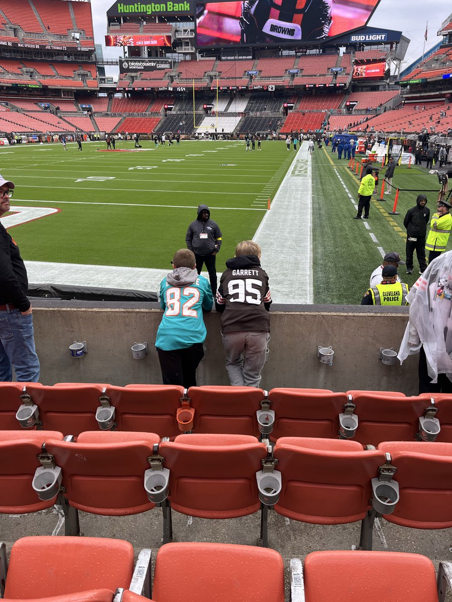 andyabbyault's tweet photo. Go Browns….and Dee!!! https://t.co/1vWapQ598b