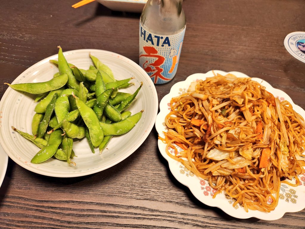 唐突な居酒屋スタイルきた
注文してから同時進行でいろいろやるからワンオペではあり得ないスピードで出てきた(笑)
ちなみに10/19はジントニックの日らしいので飲んだ
お代払えないのでもちろん皿洗い
いやー楽しいワ