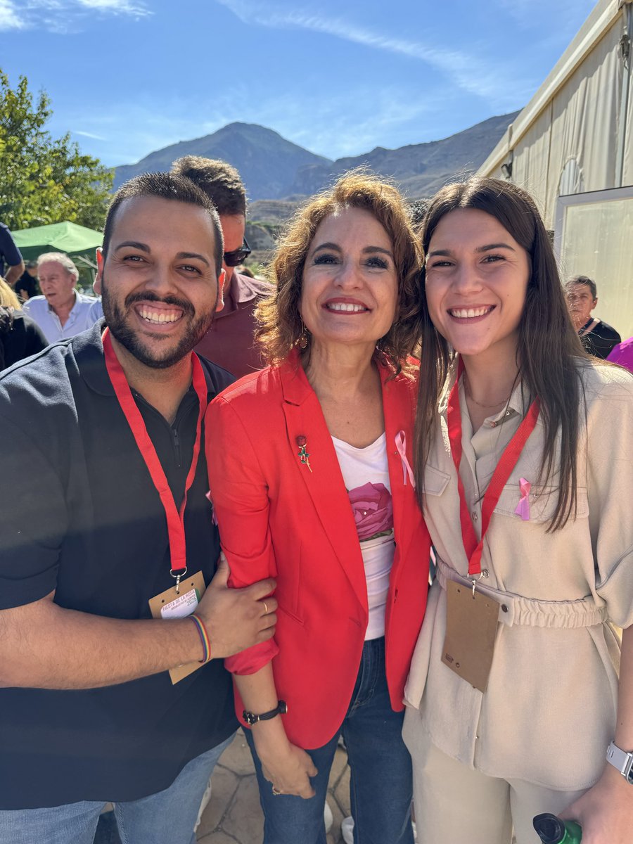 AlhamaJosemi's tweet photo. 🌹 En #Bentarique celebramos la #FiestaDeLaRosa del @psoedealmeria junto a la próxima presidenta de la Junta de #Andalucía, @mjmonteroc.

Una jornada de convivencia y reivindicación por la SANIDAD PÚBLICA.

Nos va la vida en ello. 💪

#PSOE #Andalucía #SanidadPública https://t.co/xUcfiK3kmS