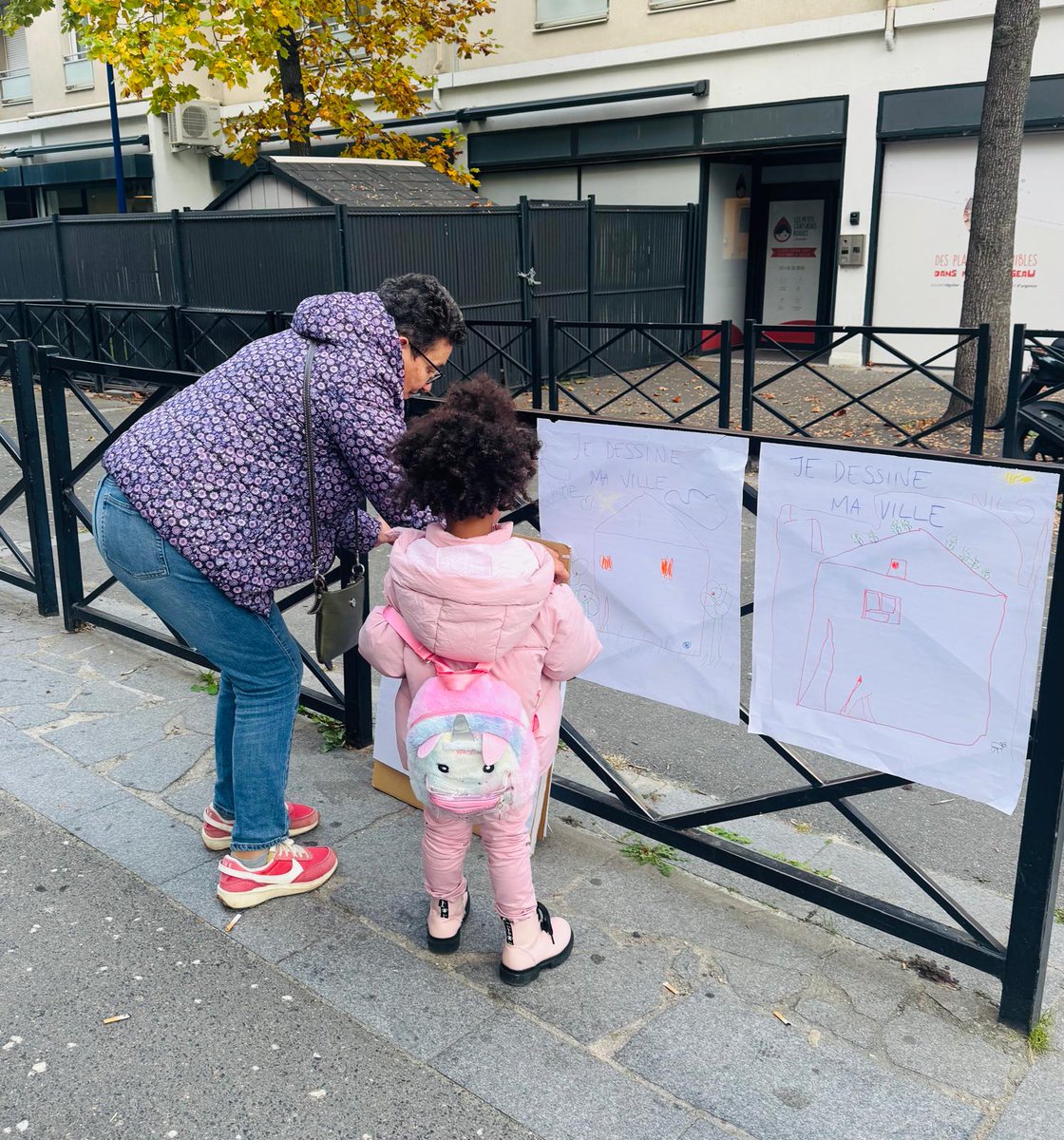 EELV_Clichy's tweet photo. Cette semaine, entre Sanzillon et Mozart, vous avez été nombreux•ses à vous arrêter quelques minutes pour un café, un jus de fruit, un bout de conversation - un moment de partage.

Dans les temps qui courent, ça fait du bien - s'imaginer vivre mieux dans sa ville.

A bientôt! 🌻 https://t.co/1NFxUgxIbm