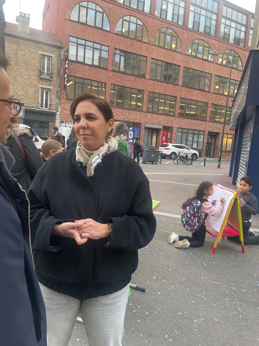 EELV_Clichy's tweet photo. Cette semaine, entre Sanzillon et Mozart, vous avez été nombreux•ses à vous arrêter quelques minutes pour un café, un jus de fruit, un bout de conversation - un moment de partage.

Dans les temps qui courent, ça fait du bien - s'imaginer vivre mieux dans sa ville.

A bientôt! 🌻 https://t.co/1NFxUgxIbm