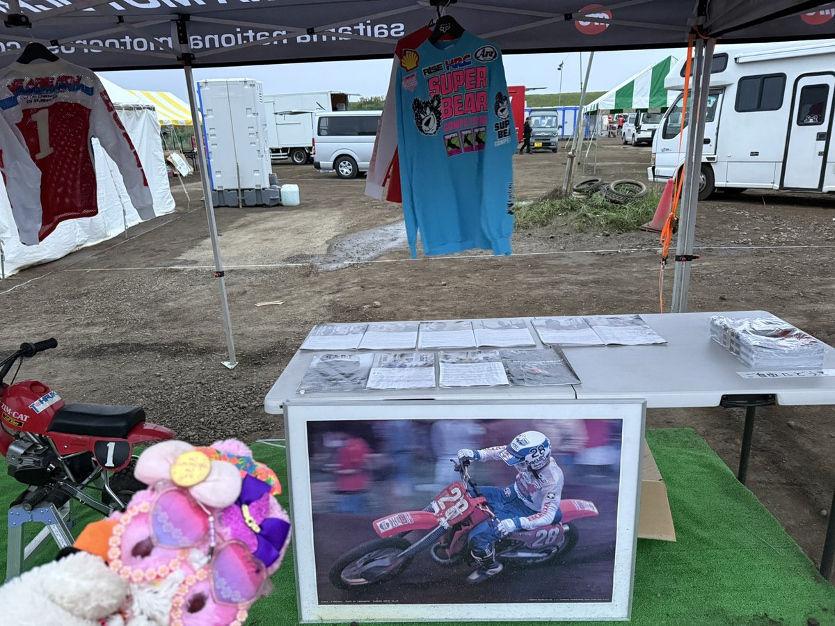myway_zeus's tweet photo. 東福寺さんのメモリアルブ〜ス✨🥰
#JMX
#DID
#OFV
#21Group
#21Group東福寺保雄記念
#全日本モトクロス選手権
#東福寺保雄
#東福寺保雄記念
#全日本モトクロス選手権大会
#bellemonde
#オフロードビレッヂ
#オフビ
#マーシャル https://t.co/kzhWLws1N7
