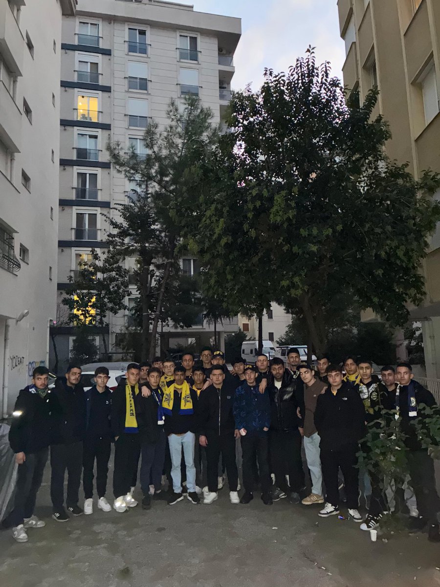 Lisegfbcom's tweet photo. Fenerbahçemizin Fatih Karagümrük maçı için sokaktayız! 

#LiseGFB https://t.co/kKh1oFEmxE