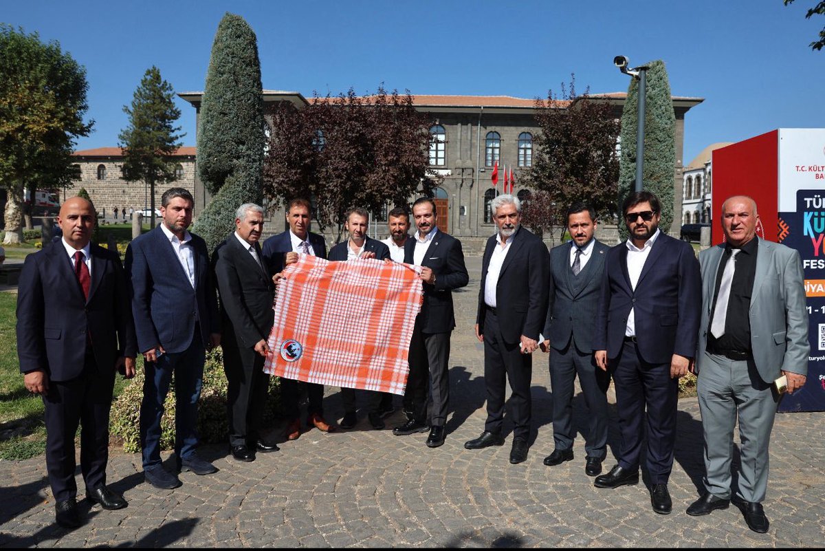 📍Sur

AK Parti Genel Başkan Yardımcımız Sayın Prof. Dr.Kürşad Zorlu ile birlikte, tarihi Sur ilçemizde esnaflarımızla buluştuk, hemşehrilerimizin gönül sofralarına misafir olduk.
Medeniyet ve hoşgörünün beşiği kadim Diyarbakır’ımız için, milletimizin duası ve desteğiyle var