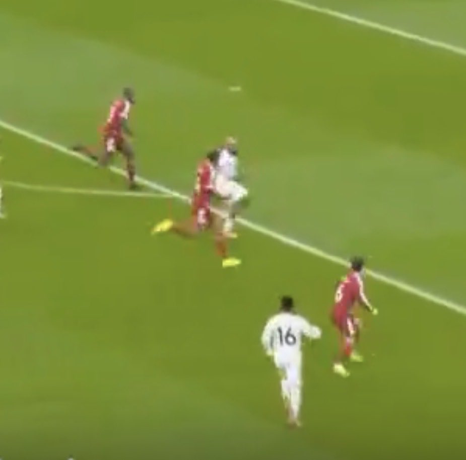 AFCPhrase's tweet image. Virgil Van Dijk taking a stroll in the garden meanwhile an Mbeumo dashed past him😭😭😭