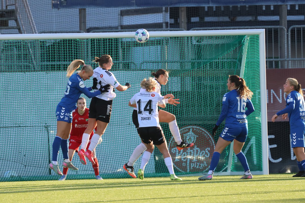 HonefossBK's tweet image. honefossbk.no/a-lag-kvinner/… endte uavgjort 2–2 i dagens runde 24 i Toppserien mellom Hønefoss BK og Lyn på AKA Arena. Stillingen til pause var 0–0 etter en jevn og sjansefattig første omgang, der våre HBK-damer var det førende laget uten å få ballen i mål.
#VierHBK