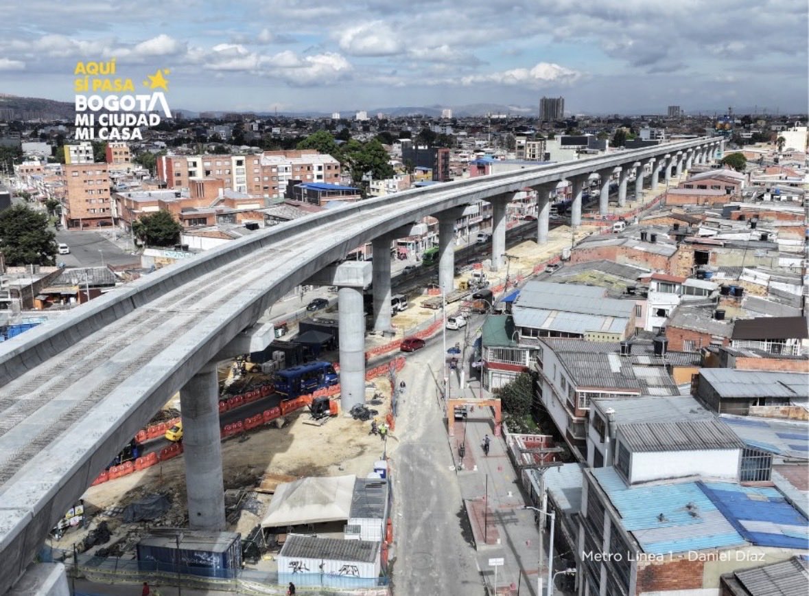 UldaricoChilito's tweet photo. ¡La malparidez! No les importó un culo que el metro elevado en el sur pasara frente a las casas, generando daños económicos y ambientales; ahí no hubo problema. Pero ahora, porque en el norte pasará cerca de los edificios, están llorando. Clasismo puro. https://t.co/XTUSgQIiIv