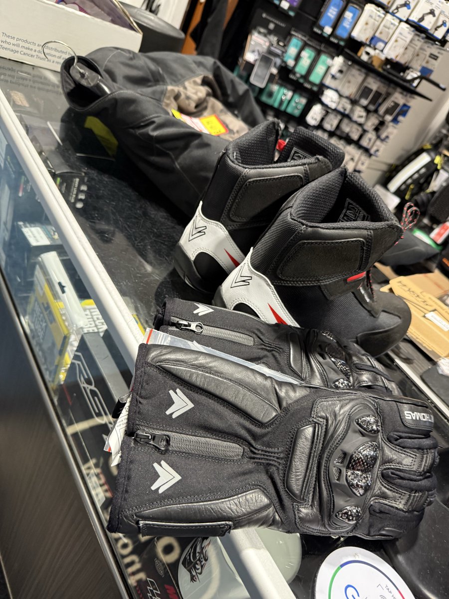 ⭐️ We got our haul of goodies from J&amp;S

I went for the Frank Thomas Gloves £49.99 as the were warmer than the Richa’s

Grabbed a pair of £59.99 boots for kicking around in

I like the budget stuff for commuting.

Debbie got her jacket with upgraded back protector ✅
