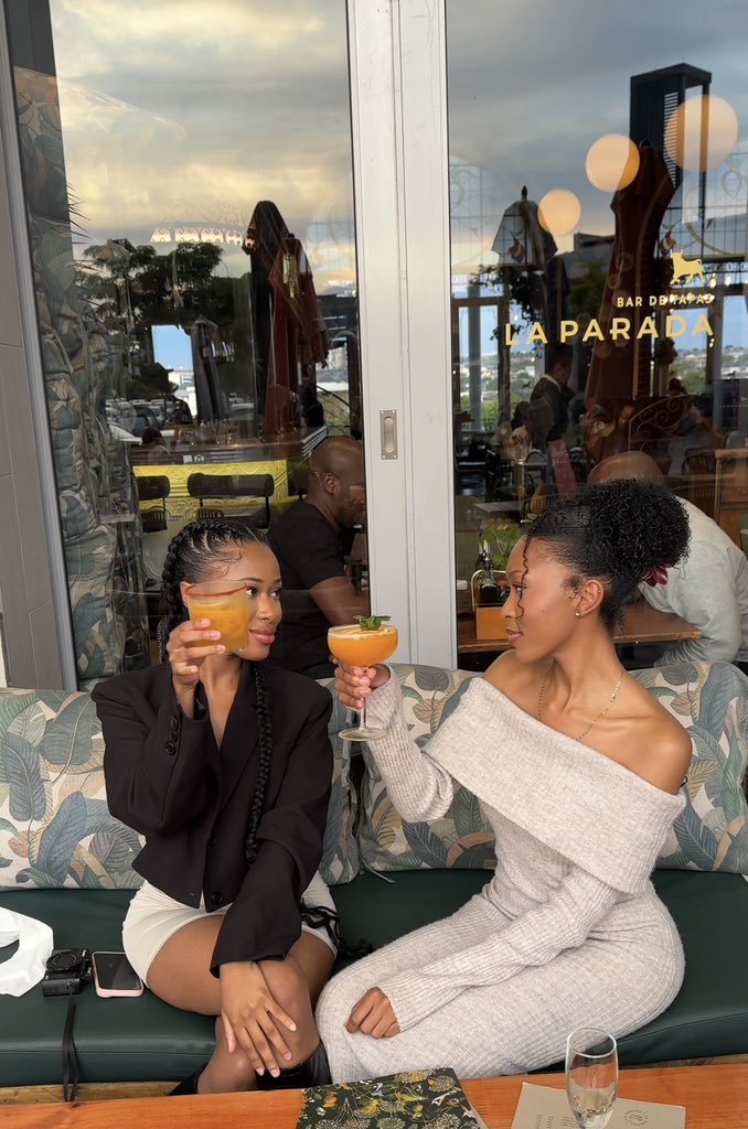 tiib3rn4rds's tweet photo. Chairs 🥂 https://t.co/XvUclBSkMp