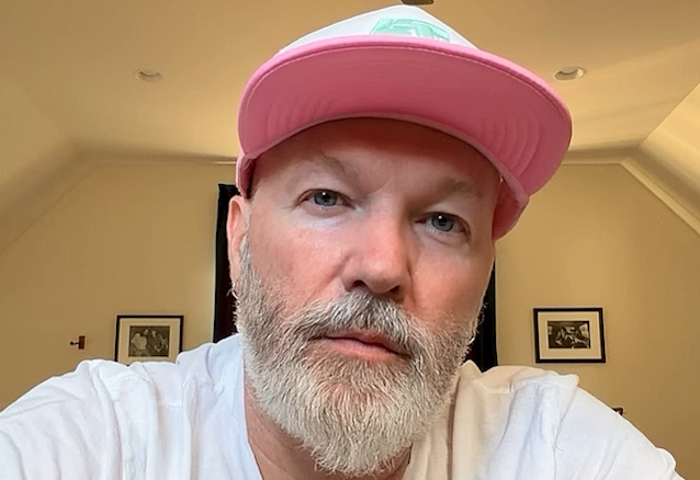 BLABBERMOUTHNET's tweet image. LIMP BIZKIT's FRED DURST Pays Tribute To SAM RIVERS In Eight-Minute Video Message: 'It's So Tragic That He's Not Here Right Now' blabbermouth.net/news/limp-bizk…