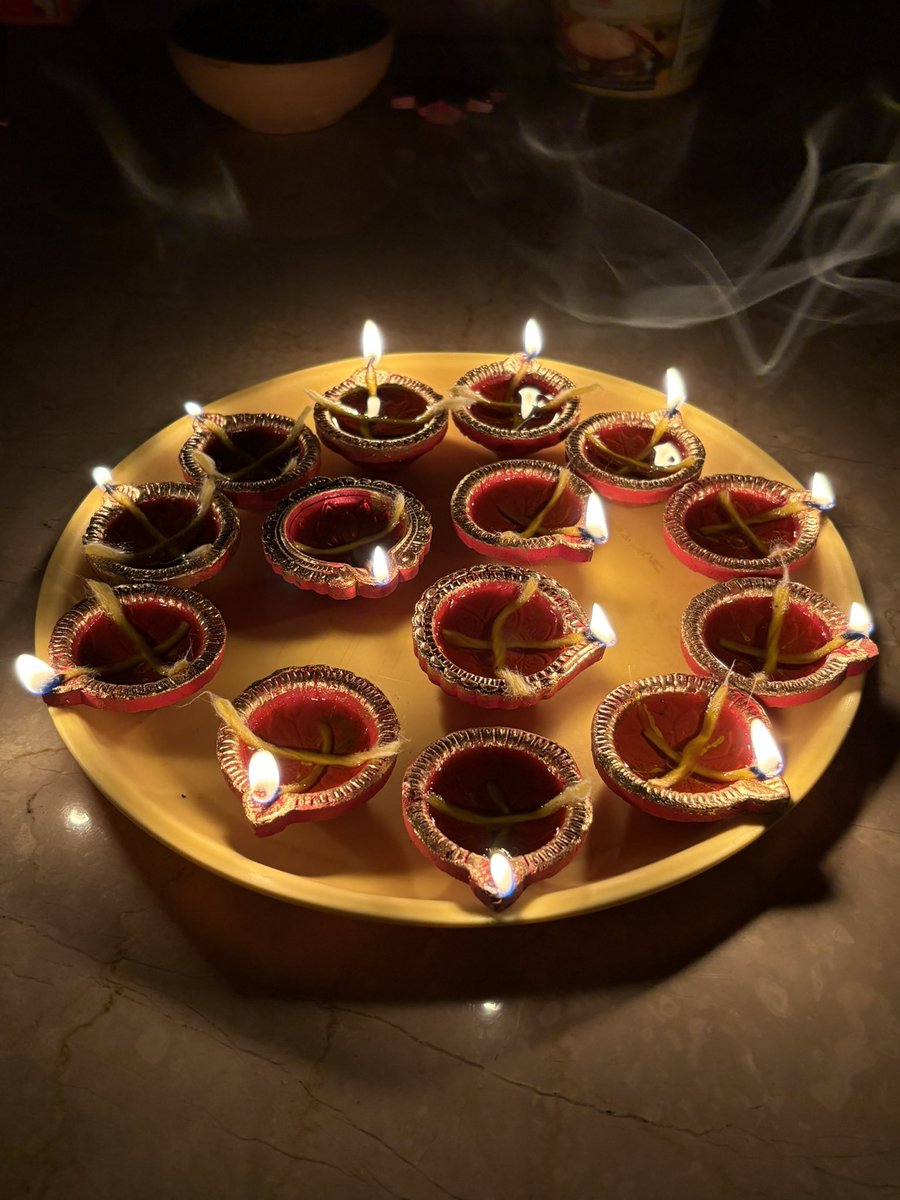 Probash_Co's tweet image. শুভ ভূত চতুর্দশী বলা যায় কিনা জানি না, তবে অগ্রিম শুভ দীপাবলি নিশ্চয় বলা যায়, তাই না?

🪔 Probash wishes all its followers and well wishers a very Happy Diwali! 🪔