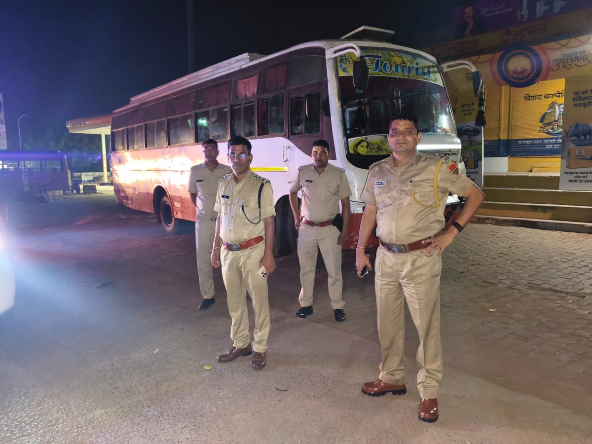 #सरमथुरा #धौलपुर : दीपावली त्यौहार के मद्देनजर डीएसपी एवं एसएचओ निकले सड़कों पर

अस्पताल रोड सहित बाजार में किया पैदल गश्त , संदिग्ध लोगों से की पूछताछ , कानून व्यवस्था के मद्देनजर अलर्ट मोड में नजर आई पुलिस, डीएसपी नरेंद्र मीणा थाना प्रभारी कृपाल सिंह समेत पुलिसकर्मी रहे मौजूद
