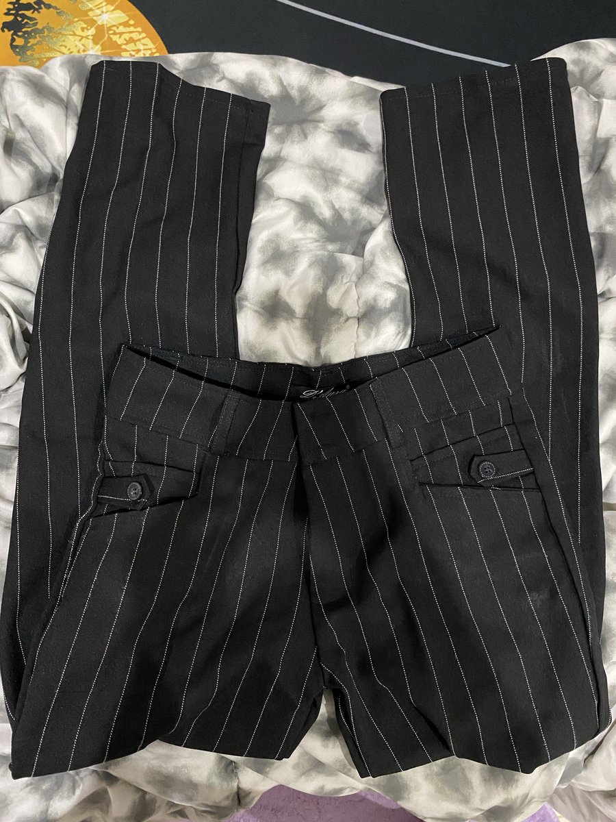 feillyue's tweet photo. YOK BANTU JUALIN BOS MAU PINDAH
*aku TB 159 cm BB 43 kg 
1. stripe loose pants size S-M | 40k
2. dark blue loose jeans size S-M | 50k
3. blue sabrina top size M-L | 30k
4. baggy parachute pants (Lp 62-82, P 97 cm) | 55k 
kalau co oren ada biaya adm 10%  
NO NEGO NO FREEONG #wts https://t.co/XRefzFthVH