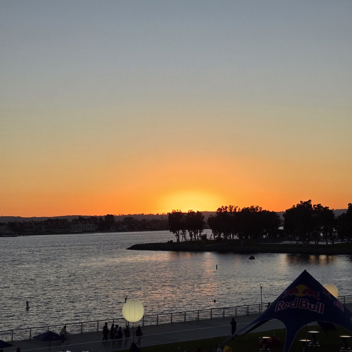 TwitchCon San Diego 2025 sunset at the RedBull Creator Club!
#sunset #twitch #redbull