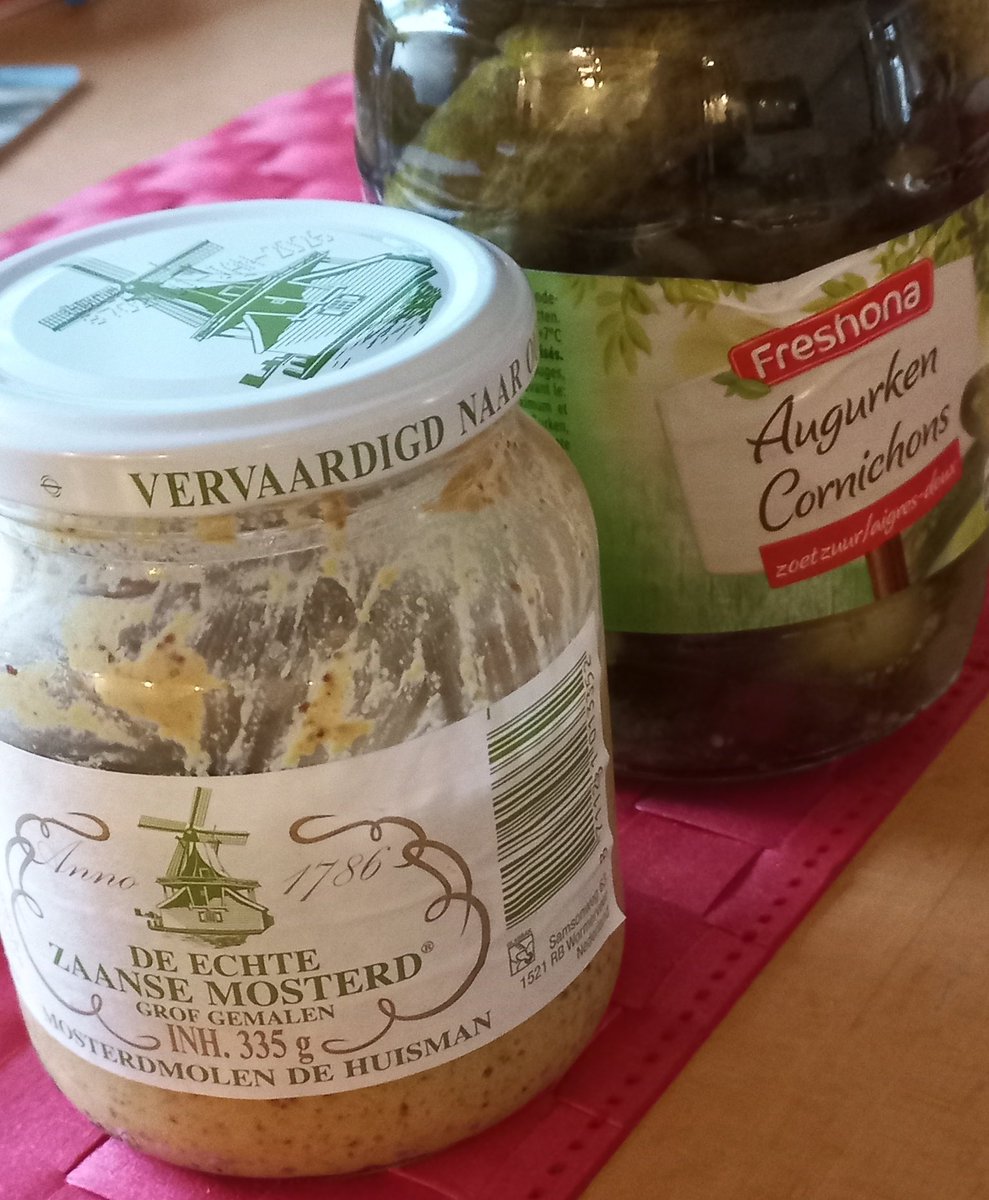 Kris10aaa's tweet photo. De nodige reacties gekregen over mijn vraag naar jullie boerenkool.
Ik doe het nu zo;
Ui en knoflook smoren in olijfolie
Zelfgemaakte gochuyang erbij
Boerenkool er door, worst er op
Aardappels (waarom onder water ipv laagje?)
Stampen met rest zoetzuur azijn
#koken #stamppot https://t.co/QJsifIrl69