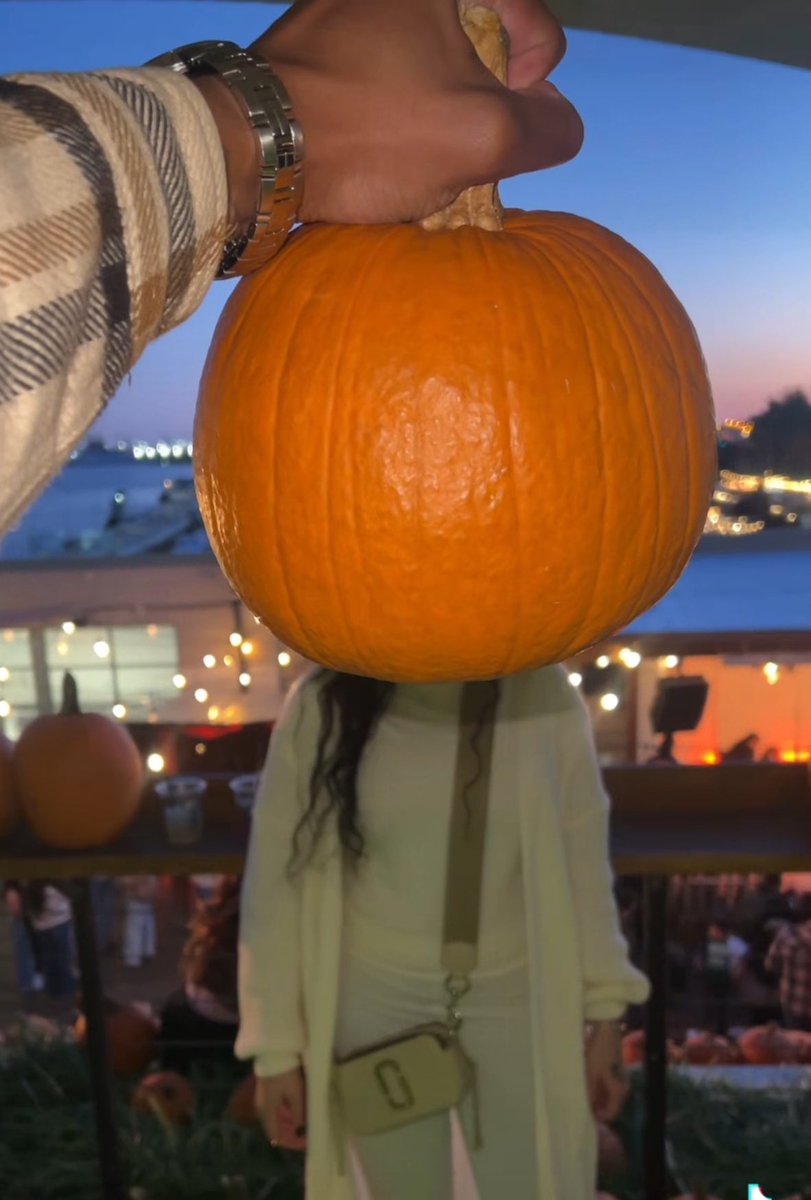t_rd__'s tweet photo. we fell in love in october🧡🎃happy bday to my boo🧡 https://t.co/mHIfxjkNne