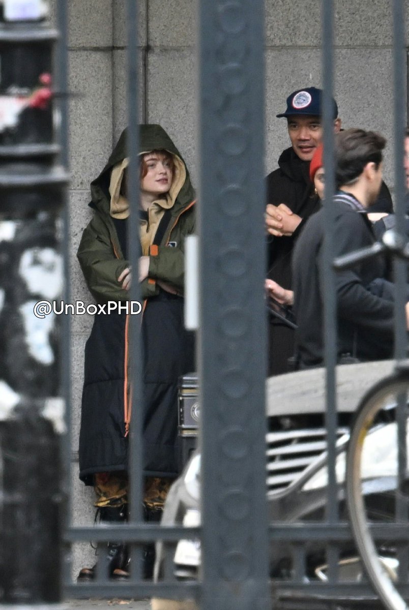 🚨BREAKING: 

Sadie Sink has FINALLY been seen on the set of #SpiderManBrandNewDay!

[<a href="/UnBoxPHD/">UnBoxPHD</a>]