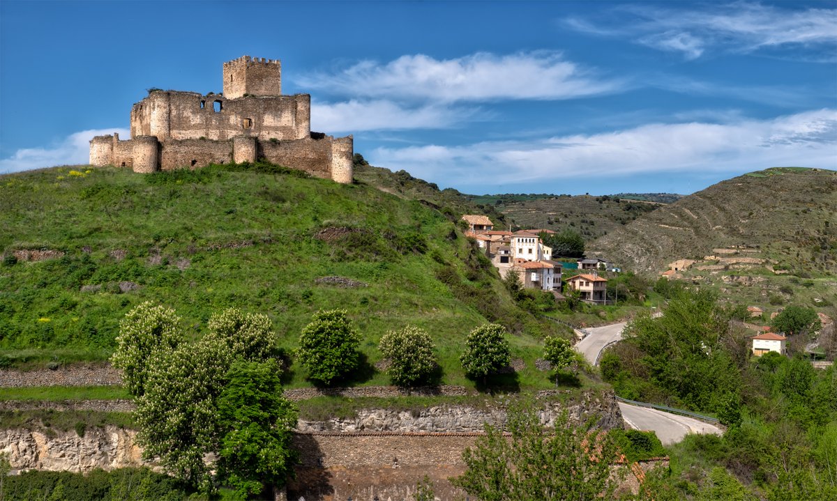 🏰 ¿Sabías que el Castillo de Magaña es uno de los mejor conservados de Soria?
Erguido entre los ríos Alhama y Montes, dominaba el paso entre Navarra y Castilla en la Edad Media. Su aljibe tallado en la roca aún guarda el eco de su historia.
#SoriaNiTeLaImaginas