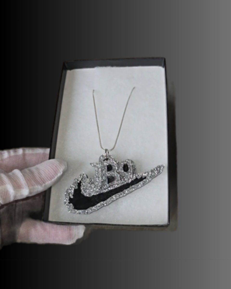 MyCustomTIpJar's tweet image. Rock halftime selfies with this luminous JB9 necklace—mirror acrylic layers dazzle under stadium lights, boxed for gifting. #AcrylicChain #FanStyle #BurrowSeason