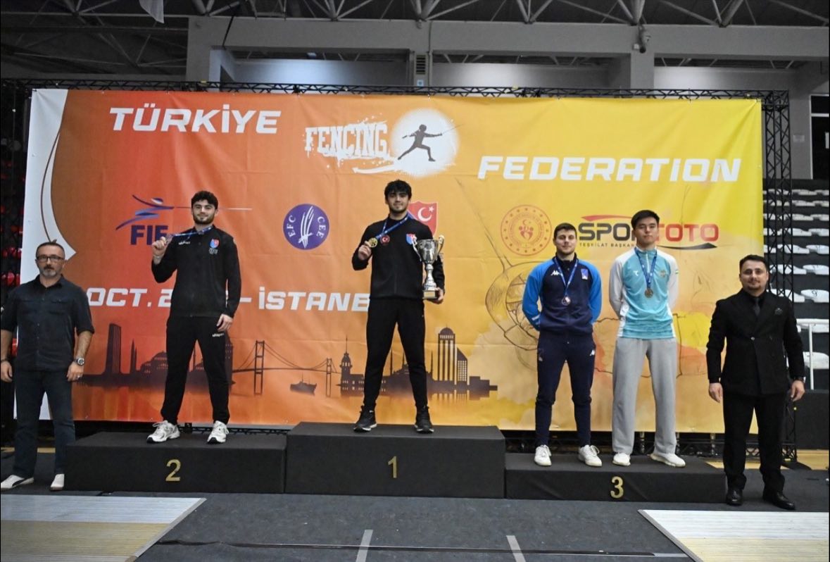 🇹🇷 Eskrimde çifte altın, bir gümüş!

🤺 İstanbul’da gerçekleştirilen Kılıç Satellite Turnuvası, Gazanfer Bilge Spor Salonu’nda tamamlandı.
Türkiye Eskrim Federasyonu’nun ev sahipliğinde düzenlenen organizasyona 21 ülkeden 146 sporcu katıldı.

🥇 Kadınlar kılıç kategorisinde