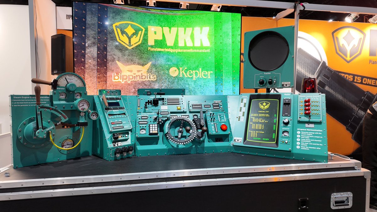 <a href="/curlybdancer/">Curly</a> and I locked in at the <a href="/PVKKGame/">Planetenverteidigungskanonenkommandant</a> booth!! 

What an amazing experience 💛 thanks for allowing us to try it out 🙌🏼