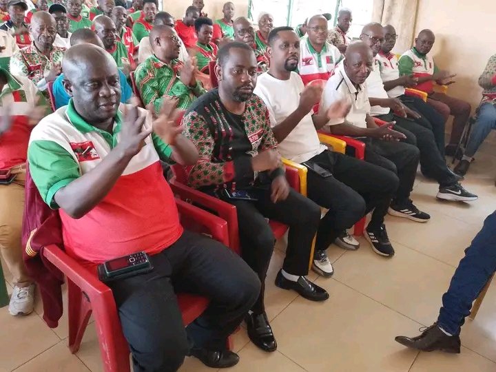 BubanzaCommune2's tweet photo. #Amatora:Umugumyabanga #Emmanuel_Ntirandekura,niwe ahejeje kwongera kwizerwa n'ikoraniro ry'Abagumyabanga ryo kuri uyu wa 19/10/2025,kugira ngo abandanye arongora Umugambwe @Cnddfdd muri @BubanzaCommune2 y'Intara ya @Bujaprov2025,cokimwe na bureau yari ihasanzwe
@MininterInfosBi https://t.co/EaQZzqVm8n