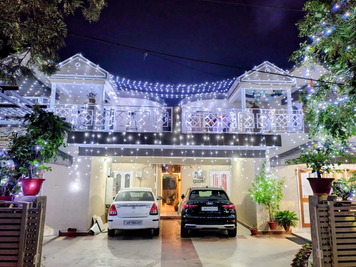arnav_kumar's tweet image. Bachpan waala ghar ❤️
This was the first 'owned' house for my dad's entire family.
He built it 20 years into his job.
It still gets his wholehearted affection and attention.
I guess 'owning your first house' is one of those feelings you only experience once.
And that memory…