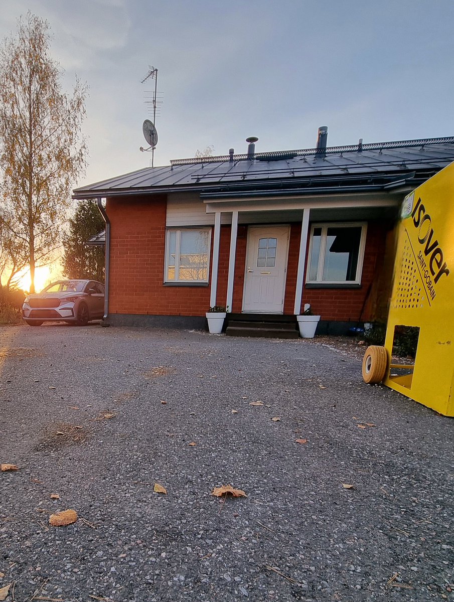 Onnea on hyvä pieni taloyhtiömme! ❤️
1280 kg / 80 säkkiä puhallusvillaa ja kaksi päivää takana. Piti vielä extrana säätää takkojen hormien palosuojaus kuntoon jne. Kaikki lihakset huutaa, mutta hei - voitolla yöhön ja huomenna normi työhön🏆🎇