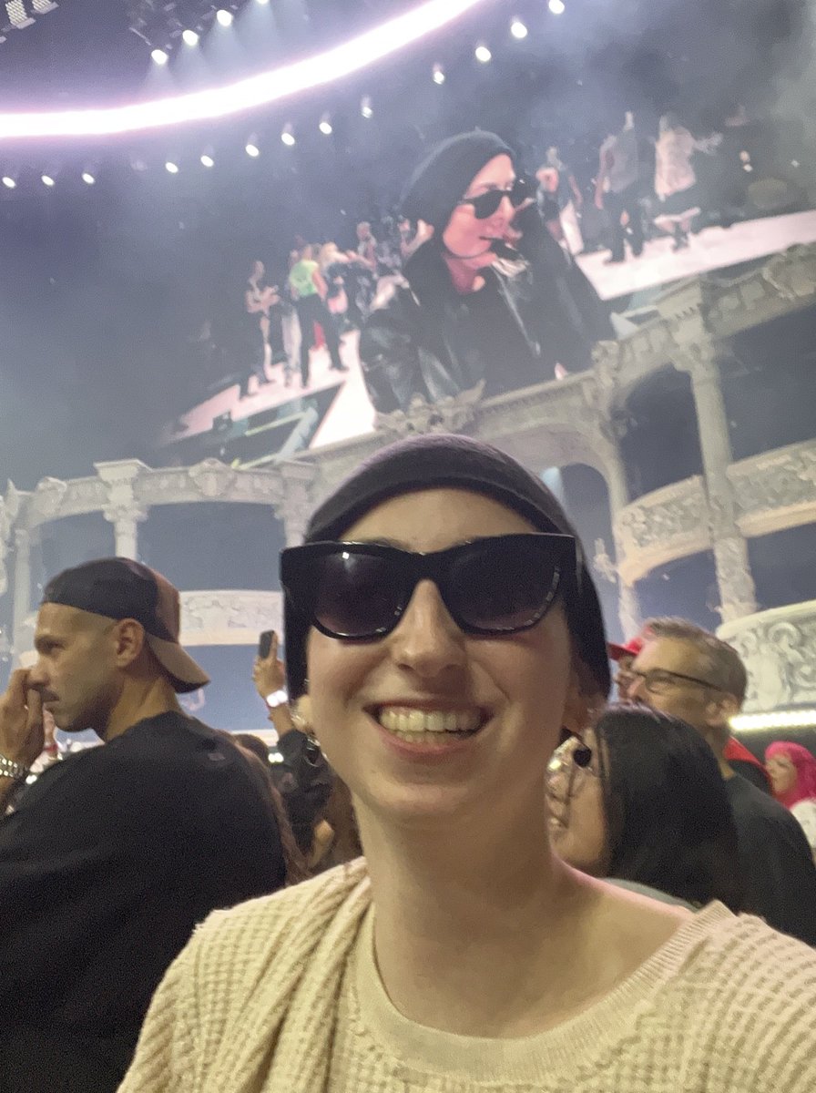 chromaticgaga's tweet photo. this pic makes me laugh https://t.co/MX0ydyAMhd