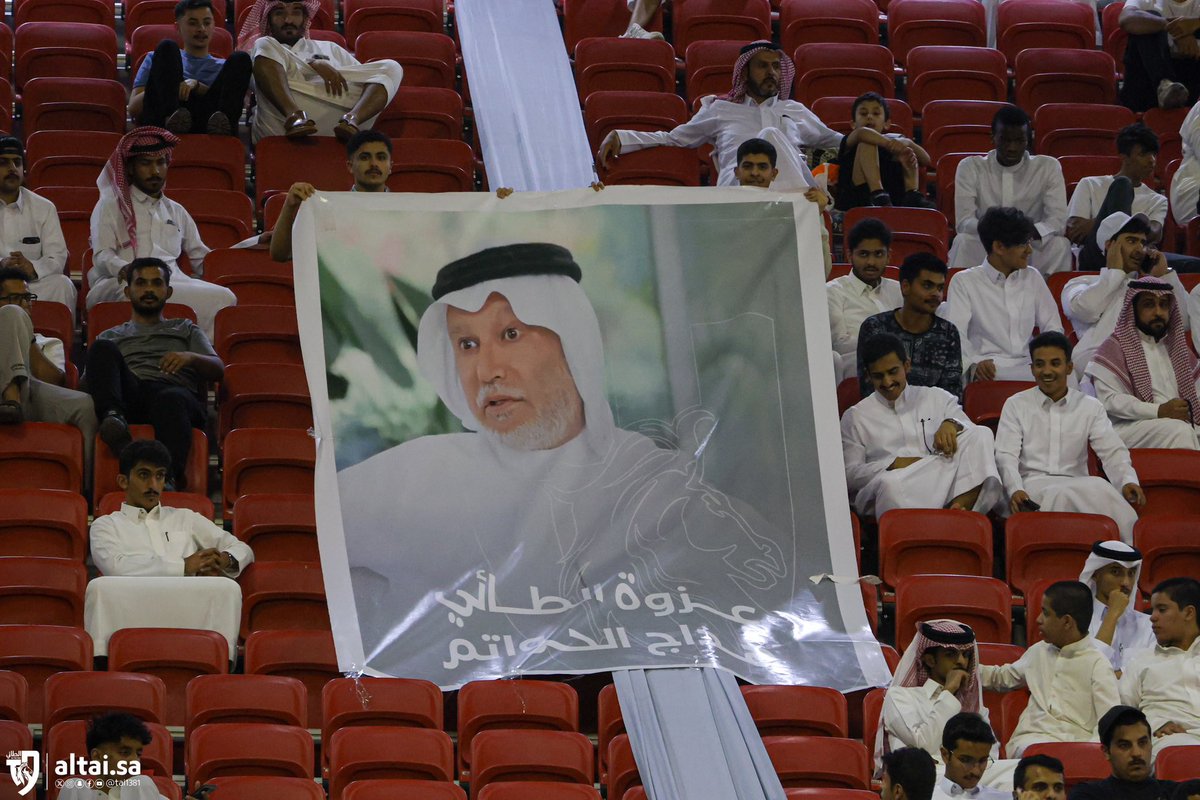 هذا اقل ما يقدم تجاه شخصية خدمت رياضة وطنها عبر بوابة #الطائي وغيره من الانديه التي استفادت من دعمه وعطائه..

(سعود الطائي) وعرّابه وداعمه الأزلي يسكن في قلب مدرج الحواتم حباً ووفاءاً..

(سعود حيّ والله سعود)

شكراً ادارة الوفي عمير ولنائبه السابق بندر على جهودهم في هذا الموضوع.