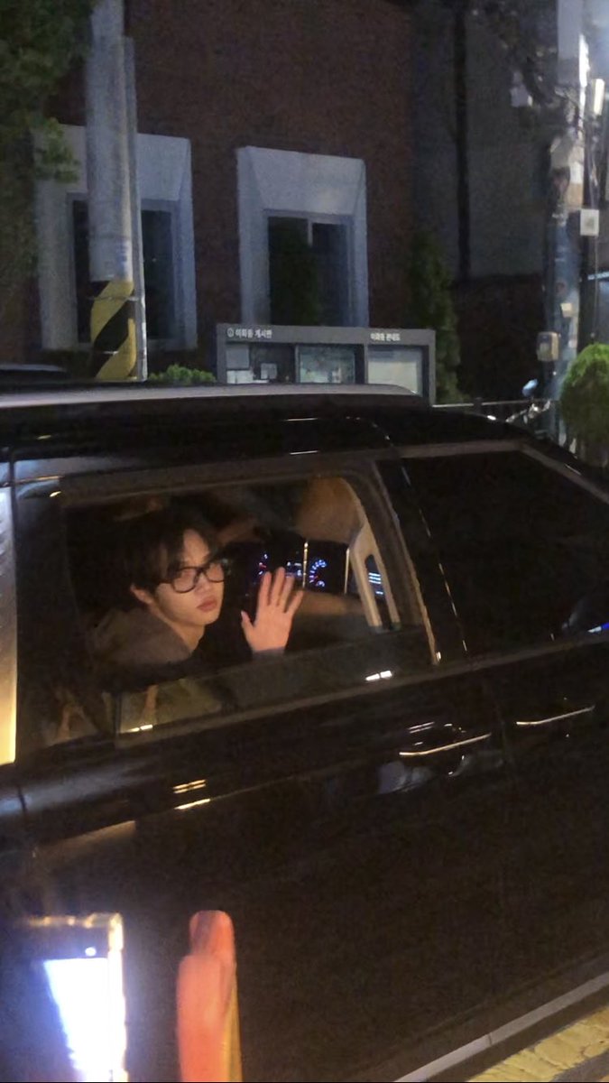 woni_ts's tweet photo. 안경 쓴 동표 너무 좋은 느낌을 줌 https://t.co/q5b5XtK7Rl