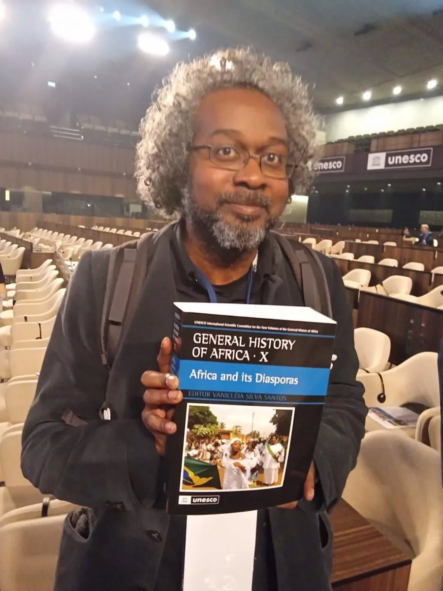 AmzatBoukari's tweet photo. J'étais au lancement des nouvelles ressources pédagogiques de l'Histoire générale de l'Afrique dont les volumes IX, X et XI. Un travail collectif important à faire connaître pour forger une conscience historique avec une réflexion critique porteuses de solutions et de visions. https://t.co/o84dGZ0k0U