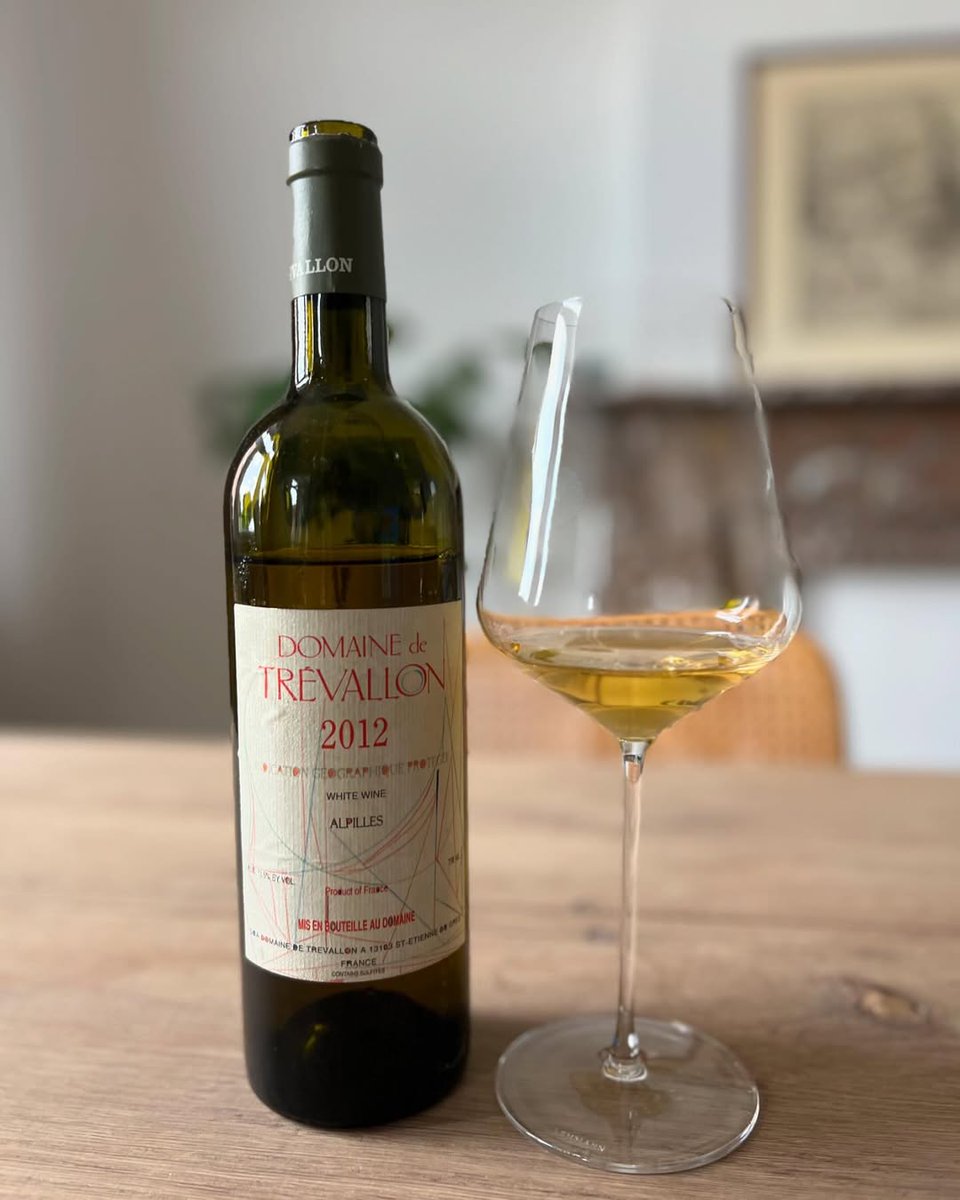MdFardaua's tweet image. Domaine de Trévallon Blanc 2012 (Alpilles, Provence). Roussanne-led blend with layers of yellow fruit, quince, almond &amp;amp; pastry. Broad yet weightless, a fine touch of sweetness and a hint of oxidation. Superb with sauced fish.
#WineTwitter #WhiteWine #FrenchWine #Provence