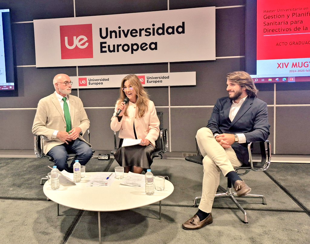 SEDISA_NET's tweet photo. 🔊 Simone Sato, Decana Facultad Medicina @UEuropea, @SanzVillorejo , Vicepresidente #FundaciónSEDISA y @MarcosPerena, Presidente #ALSEDISA en la graduación de la XIV edición #MUGYPS 👏 https://t.co/zXYmxwfAlM