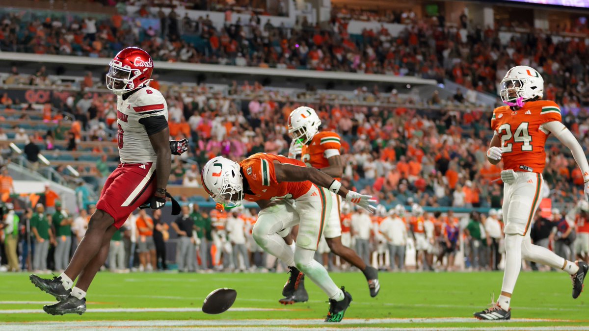 jdemling's tweet photo. I love this photo from Friday night of @ChrisBell_3 

Look at the Miami players - gassed, deflated, and just flat couldn't keep up with Bell.

#FirstRoundPick https://t.co/m1m0sGMa0w