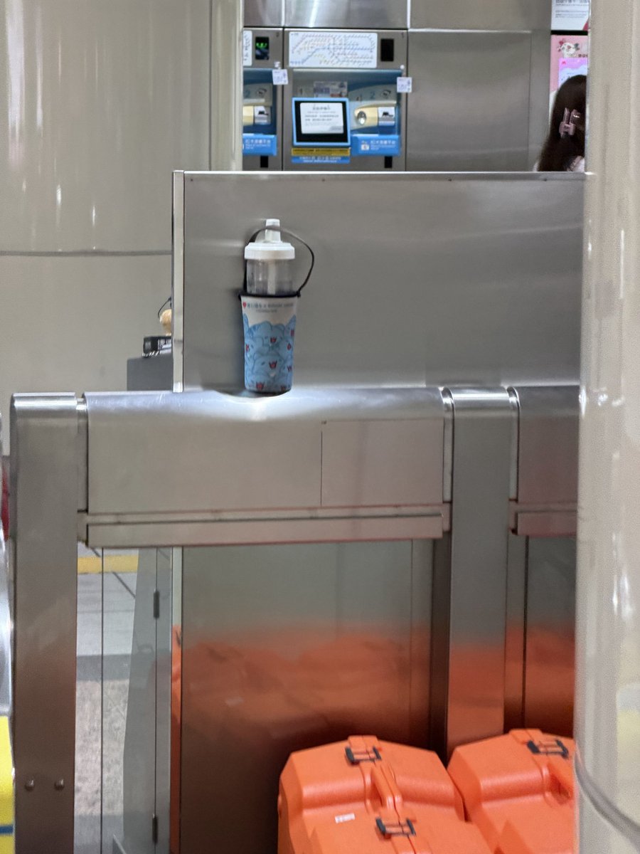 這是一個蓋印章把水壺亂丟的照片

#今天完成松山新店線全線的印章搜集
#蓋完民權西路就丟在那邊了
#去到行天宮才想起來
#集章是一個很棒的室內活動