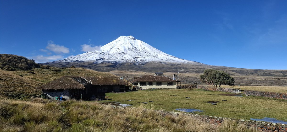 LuisDia04141689's tweet photo. El imponente #Cotopaxi en su maximo explendor cubierto de full nieve con la vista mas hermosa. https://t.co/f3d5nAvph3
