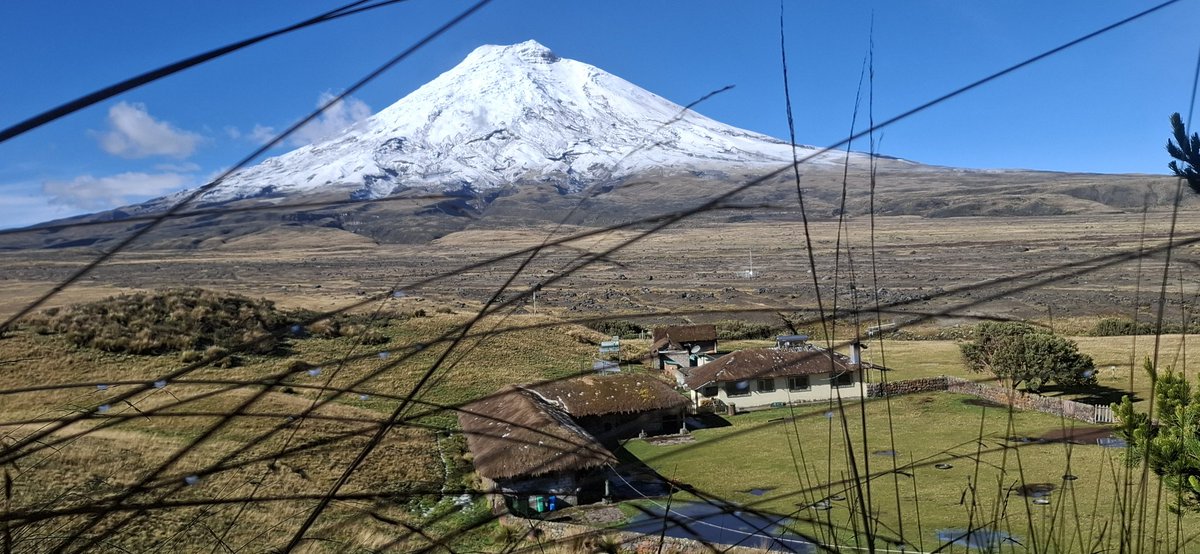 LuisDia04141689's tweet photo. El imponente #Cotopaxi en su maximo explendor cubierto de full nieve con la vista mas hermosa. https://t.co/f3d5nAvph3