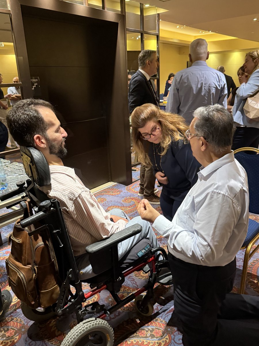 Θέλω να μοιραστώ μαζί σας μια ιστορία όταν έζησα μέσα στο καλοκαίρι. 
Συμμετείχα σε ένα συνέδριο και στο διάλειμμα ήρθε να μου μιλήσει ο Καθηγητής στο Λονδίνο Dipak Karla. Ο συγκεκριμένος, χωρίς δισταγμό, γονάτισε δίπλα μου ώστε να μιλήσουμε στο ίδιο ύψος. Όχι από οίκτο. Όχι για